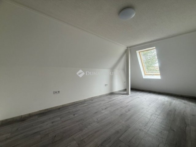 Eladó családi ház, Vecsésen 97.9 M Ft, 4 szobás