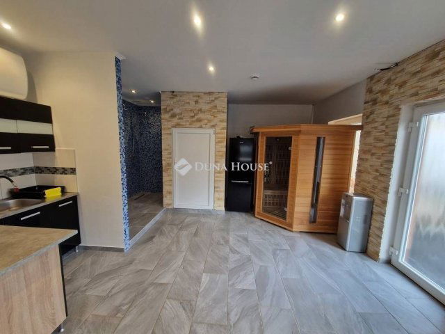 Eladó téglalakás, Baján 180 M Ft, 9+4 szobás