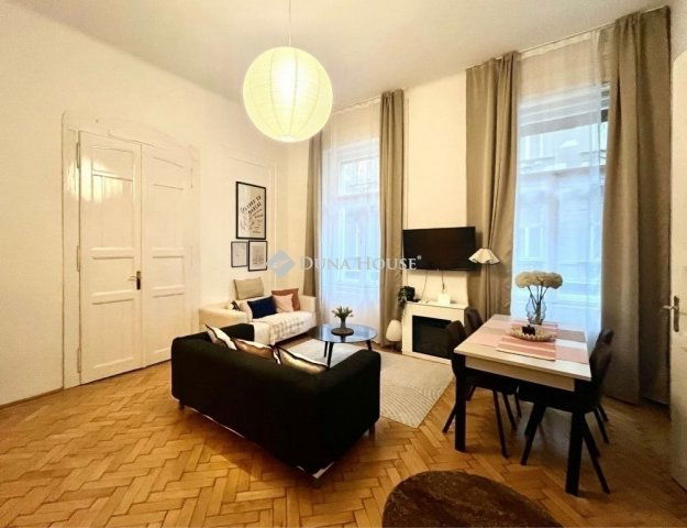 Eladó téglalakás, Budapesten, VI. kerületben 150 M Ft, 4 szobás