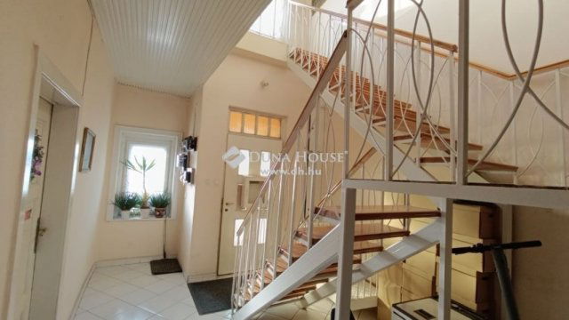 Eladó téglalakás, Mohácson 68.9 M Ft, 4 szobás