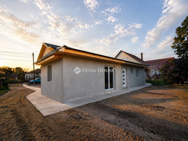 Eladó családi ház, Újszászon 35 M Ft, 5 szobás