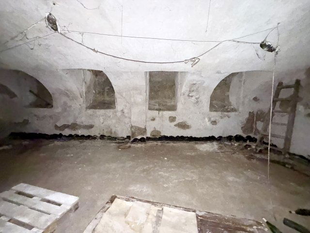 Eladó üzlethelyiség, VIII. kerületben, II. János Pál pápa téren