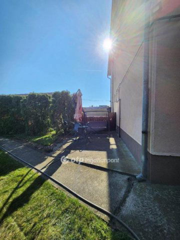 Eladó családi ház, Felsőpakonyban 69.9 M Ft, 2+2 szobás