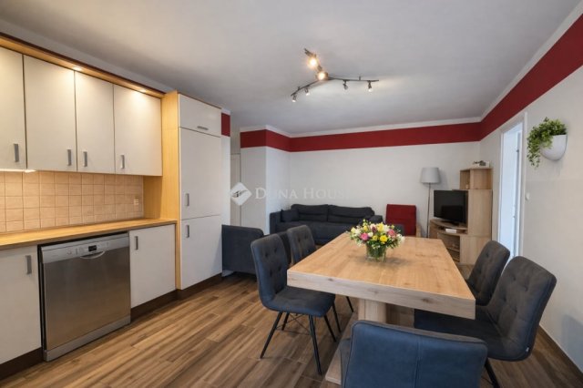 Eladó téglalakás, Dunakeszin 83.9 M Ft, 4 szobás