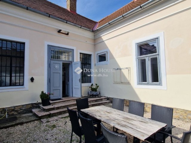 Eladó családi ház, Porván 135 M Ft, 10 szobás