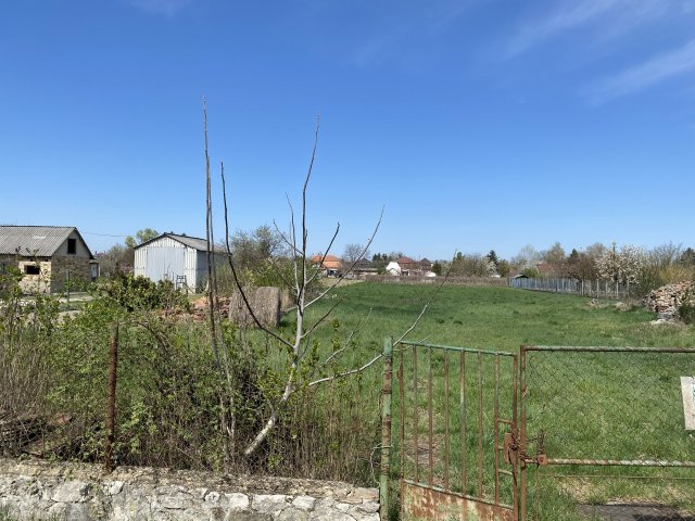 Eladó telek, Komáromban, Akácfa utcában 24.9 M Ft