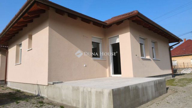 Eladó ikerház, Bugyin 92.99 M Ft, 4 szobás / költözzbe.hu