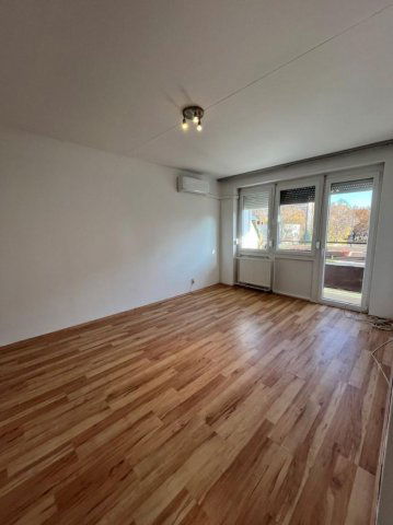 Eladó panellakás, Debrecenben 58.5 M Ft, 1+2 szobás