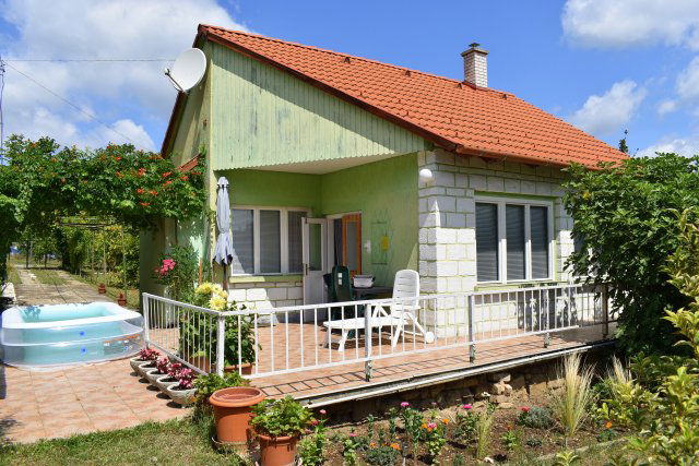 Eladó családi ház, Balatonfüreden 64 M Ft, 1+2 szobás