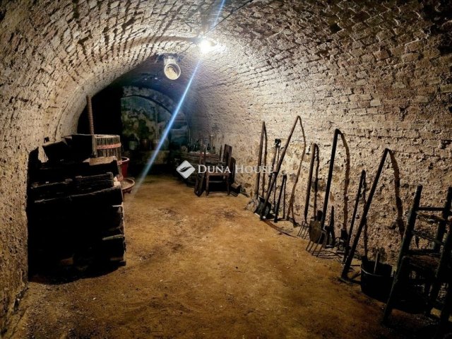 Eladó családi ház, Pécsett 88.9 M Ft, 3 szobás