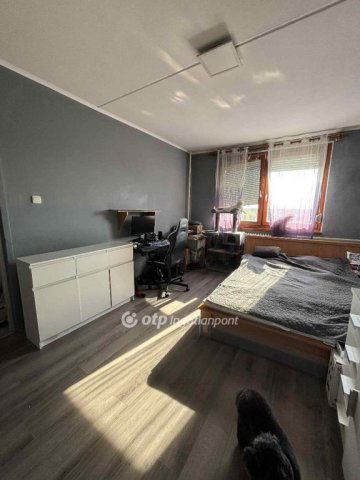 Eladó panellakás, Ajkán 22.5 M Ft, 1+1 szobás