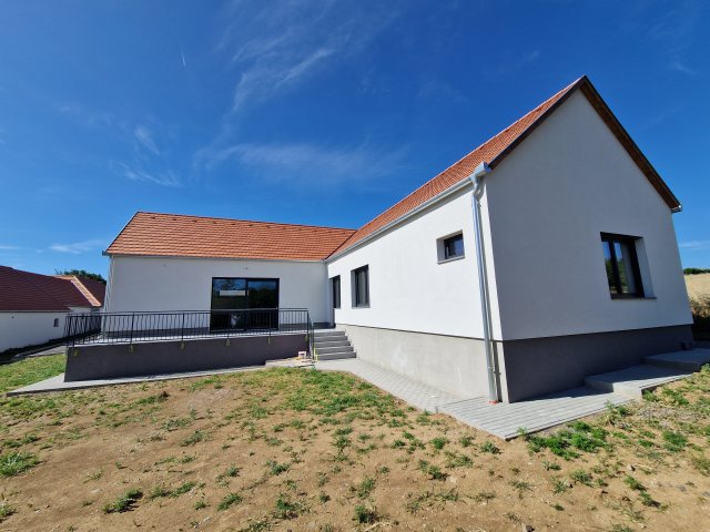 Eladó családi ház, Nagykozáron 149.9 M Ft, 3 szobás