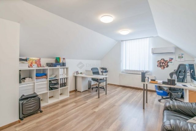 Eladó családi ház, Vecsésen 149 M Ft, 5+1 szobás