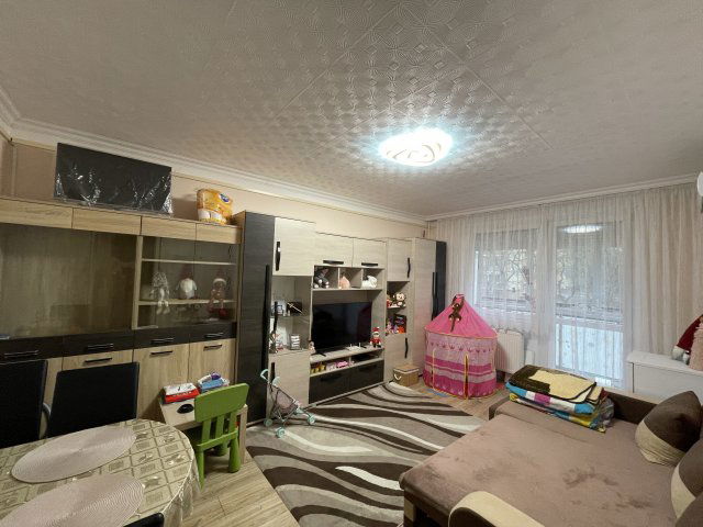 Eladó panellakás, Tiszaújvárosban, Árpád úton 22.7 M Ft