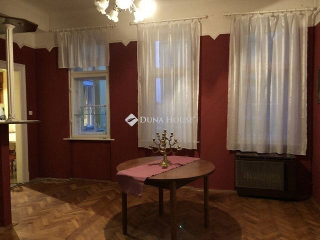 Eladó téglalakás, Pécsett 101.9 M Ft, 4 szobás