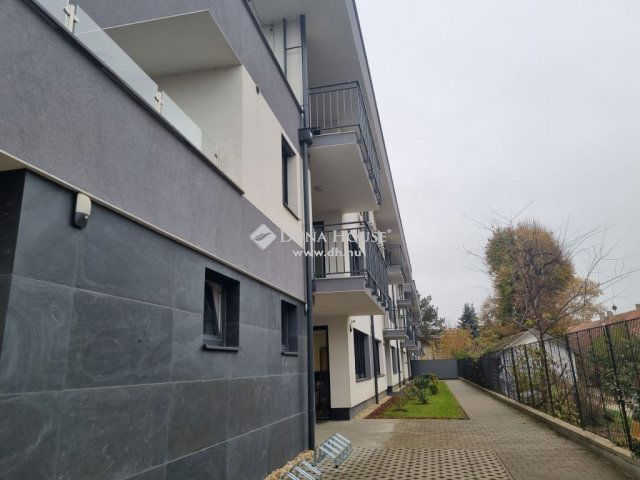 Eladó téglalakás, Esztergomban 49.99 M Ft, 2 szobás