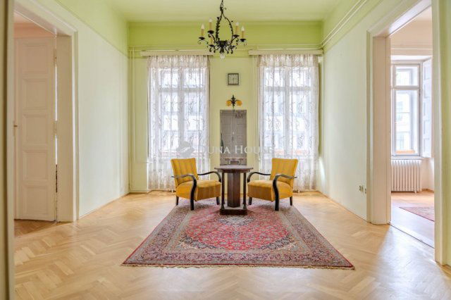 Eladó téglalakás, Budapesten, V. kerületben, Kristóf téren