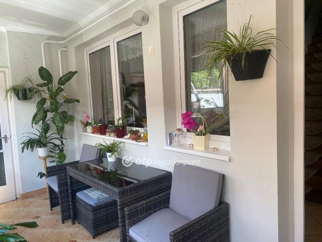 Eladó családi ház, Pápán 90.9 M Ft, 5 szobás