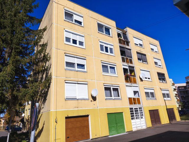 Eladó panellakás, Dombóváron, Zrínyi utcában 32 M Ft