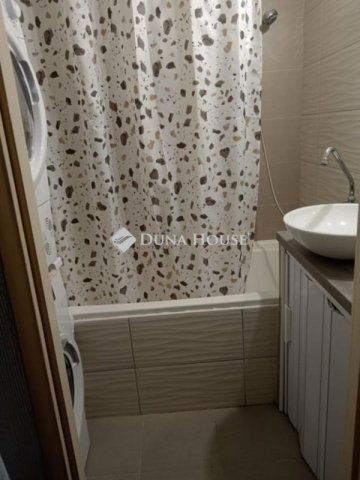 Eladó panellakás, Kecskeméten 48.9 M Ft, 3 szobás