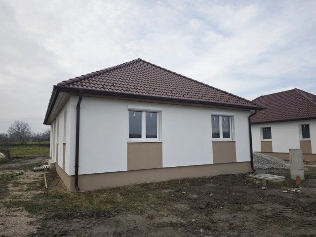 Eladó családi ház, Péren 89.9 M Ft, 4 szobás