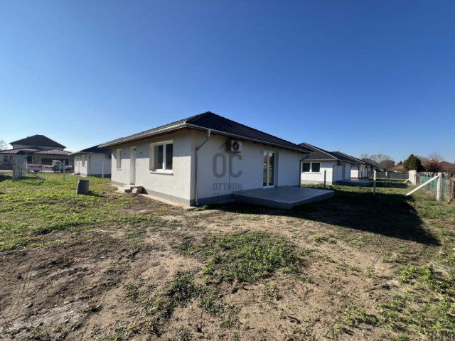 Eladó ikerház, Kakucson 89.9 M Ft, 4 szobás