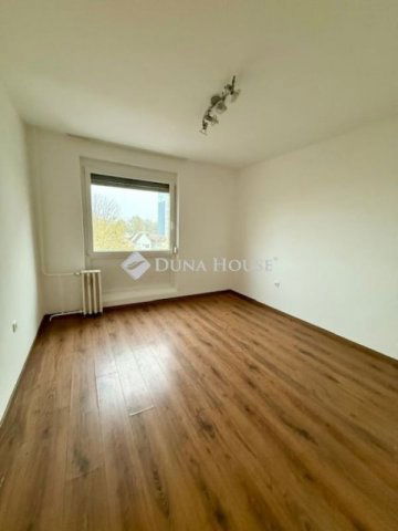 Eladó panellakás, Pécsett 49 M Ft, 3 szobás