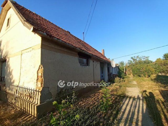 Eladó családi ház, Adácson 9.299 M Ft, 2 szobás
