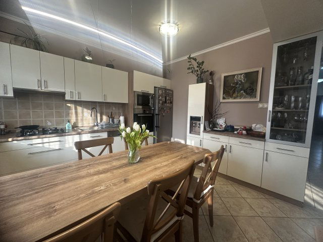 Eladó családi ház, Rezin 121.92 M Ft, 3 szobás