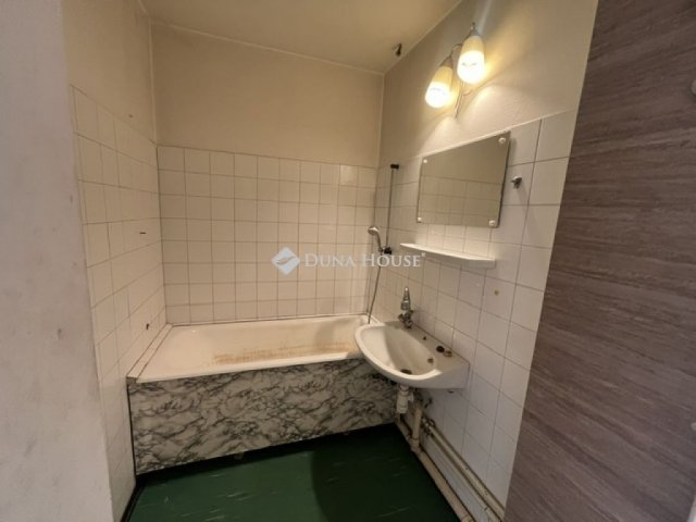 Eladó panellakás, Pécsett 38 M Ft, 2 szobás