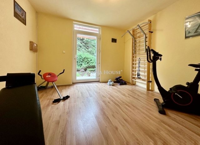 Eladó családi ház, Abaligeten 135 M Ft, 9 szobás