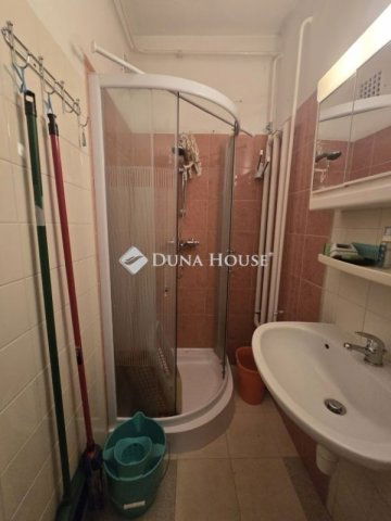 Eladó téglalakás, Pécsett 68.9 M Ft, 4 szobás