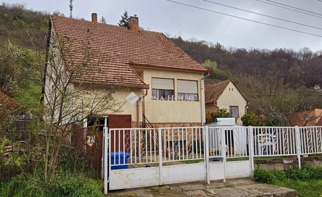 Eladó családi ház, Pécsett 65 M Ft, 3 szobás