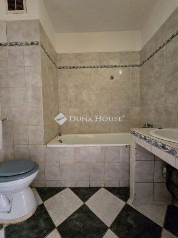 Eladó téglalakás, Pécsett 29.9 M Ft, 1 szobás