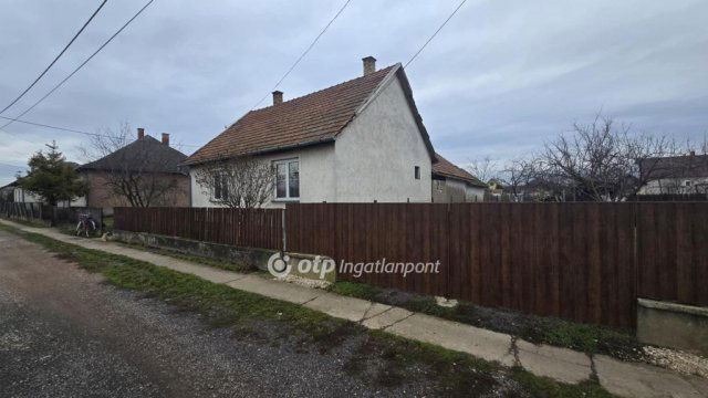 Eladó családi ház, Földesen 24 M Ft, 2 szobás