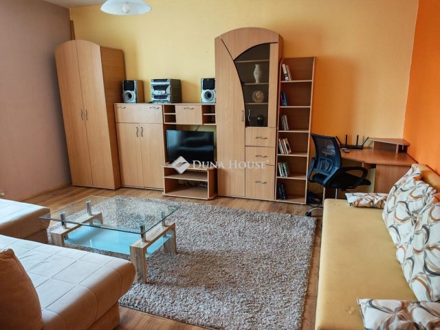 Kiadó panellakás, albérlet, Pécsett, Pollack Mihály utcában