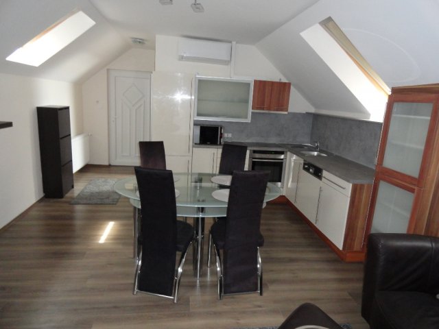 Kiadó téglalakás, albérlet, Esztergomban 220 E Ft / hó