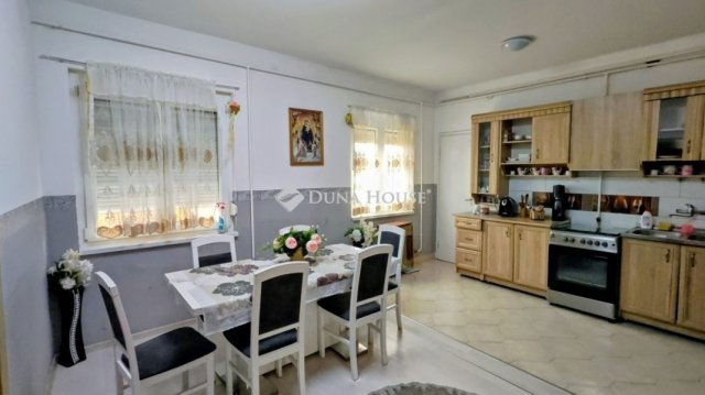 Eladó téglalakás, Kecskeméten 65.9 M Ft, 4 szobás