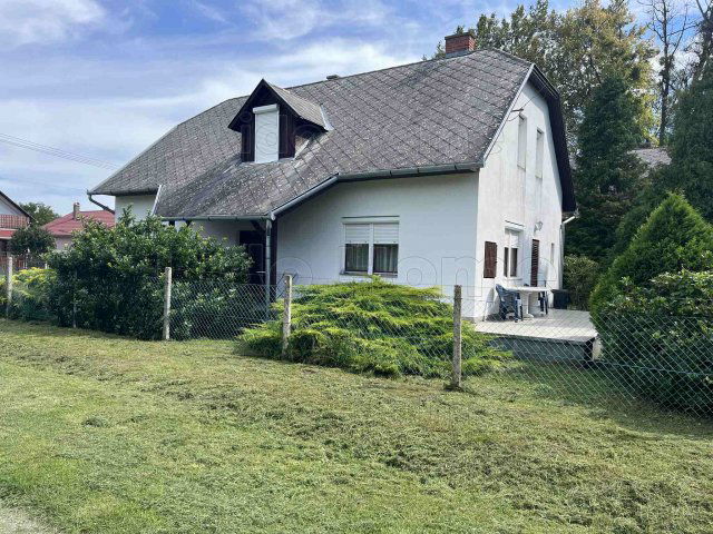 Eladó családi ház, Balatonfenyvesen 64.9 M Ft, 2 szobás