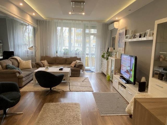 Eladó téglalakás, Debrecenben 90 M Ft, 4 szobás