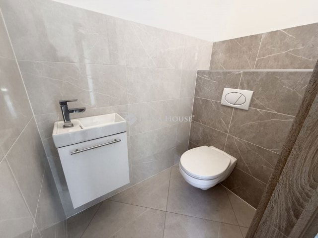 Eladó családi ház, Pécsett 115.99 M Ft, 4 szobás