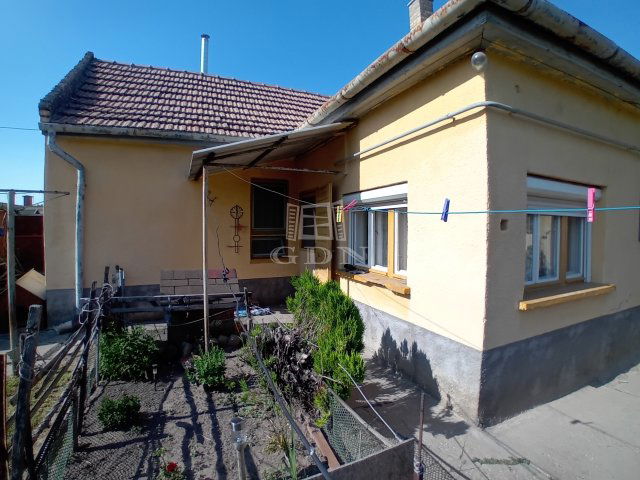 Eladó családi ház, Baján 26.5 M Ft, 2 szobás