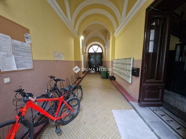 Eladó téglalakás, Budapesten, VI. kerületben 61.5 M Ft, 2 szobás