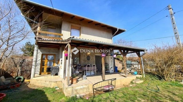 Eladó családi ház, Felsőpakonyban 124.9 M Ft, 9 szobás