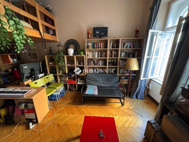 Eladó téglalakás, Budapesten, VI. kerületben 69.9 M Ft, 1 szobás