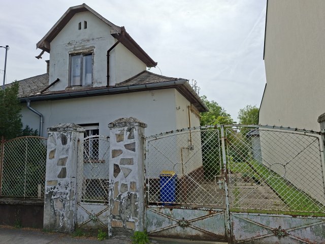 Eladó ikerház, Lajosmizsén 62 M Ft, 5+2 szobás