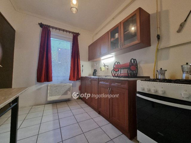 Eladó családi ház, Pápán 52.4 M Ft, 5 szobás