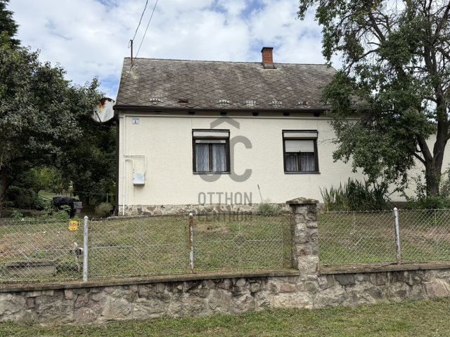 Eladó családi ház, Komlón 25.9 M Ft, 3 szobás