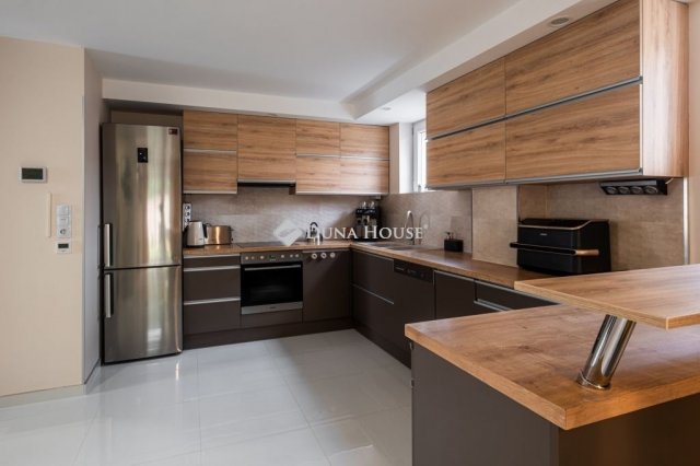 Eladó családi ház, Balatonalmádiban 250 M Ft, 5 szobás