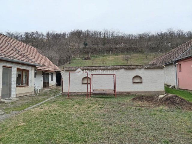 Eladó családi ház, Pincehelyen 18.5 M Ft, 5 szobás